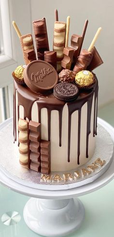 there is a cake with chocolate and cookies on it