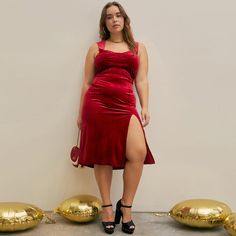 Revitalize your autumn and winter wardrobe with our Plus Size Slim Fit Slit Hip Velvet Spaghetti Straps Dress—a perfect blend of elegance and comfort for the modern woman. This dress seamlessly combines a slim fit silhouette with a slit hip, wrapped design, solid color, and luxurious velvet fabric, creating a versatile and chic ensemble.Crafted for both style and ease, the spaghetti straps add a touch of femininity, providing a delicate and stylish look. The slit hip and wrapped design enhance your curves, ensuring a figure-flattering and sophisticated appearance. The luxurious velvet fabric brings a touch of opulence and warmth to the overall design, making this dress suitable for various occasions during the colder seasons.Ideal for evening events, parties, or a night out, this velvet dr Velvet Halter Dress, Elegant Lady, Fashion Elegant, Dress Spaghetti, Curvy Dress, Comfortable Dress, Types Of Skirts, Spaghetti Strap Dresses, Women Dress