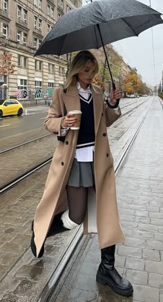 Raining Day Outfit, Fall Coat Outfit, Spring Business Casual Outfits, London Fits, Long Coat Outfit, Rain Outfit, Winter Coat Outfits, Trench Coat Outfit, Winter Skirt Outfit