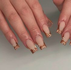 barro inspo nails with white flowers Acrylic Nail Designs Mexican, Mexican Inspired Nails Short, Nail Ideas Mexican Style, Mexican Nails Designs Brown, Barro Inspired Nails, Fall Latina Nails, Simple Mexican Nails, Jaripeo Nails, Cielito Lindo Nails