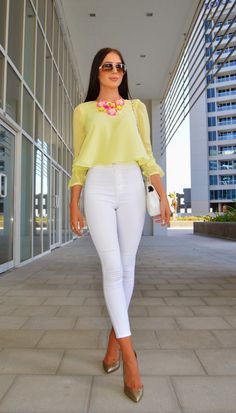 ليمون ابيض | لورا بادورا Laura Badura, Sunglasses Gucci, Lovely Day, Outfit Details, European Fashion, Cute Tops, In Dubai, River Island, White Jeans