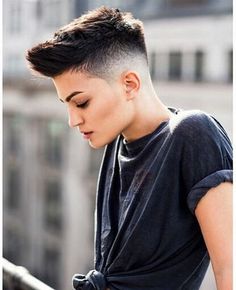 Short Hair Lesbian Haircuts, Masc Lesbian Haircut, Lesbian Hair, Lesbian Haircut, Kort Bob, Androgynous Hair, Buzzed Hair, Hair Undercut