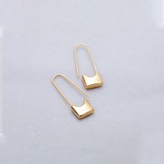 NLC Delicate Gold Paperclip Gold Earrings. Earrings length: 1.18'' / width: 0.39'' Material: Gold Plated. Gold Safety Pin Earrings For Everyday, Minimalist Safety Pin Earrings, Minimalist Gold Safety Pin Earrings, Crystal Quartz Earrings, Conch Jewelry, Silver Circle Earrings, Simple Hoop Earrings, Oversized Earrings, Mixed Metal Earrings