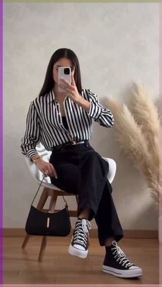 Witte Sneakers Outfit, Aesthetic Lawyer, Corporate Baddie, Look Grunge, Lawyer Fashion, Chic Aesthetic, Business Casual Outfits For Work, Casual Day Outfits, Elegante Casual