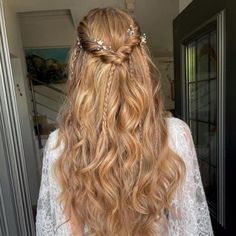 Prom Hair Braids Half Up, Prom Hair Mostly Down, Twisted Bridal Hair, Hair Down Braid Styles Wedding, Wavy Long Hairstyles Wedding, Boho Hoco Hairstyles, Brids Mades Hair Styles Long Hair, Wavy Hair With Braid Half Up Half Down, Prom Hairstyles With Gold Accessories