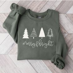 Hunter Green Christmas, Christmas Shirts For Women, Idee Cricut, Merry Bright Christmas, Cute Shirt Designs, Christmas Crewneck, Vinyl Shirts, Diy Cricut, Green Christmas Tree