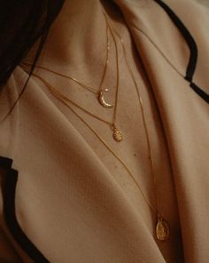 Necklace On Neck, Gold Crescent Moon Necklace, Moon Necklace Gold, Crescent Pendant, Crescent Moon Necklace Gold, Gold Crescent Moon, Delicate Gold Chain, Sea Necklace, Gold Moon Necklace