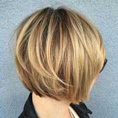 Honey Blonde Layered Bob Medium Bob Hairstyles, Choppy Bob, Short Layered, Layered Bob, Blonde Bobs