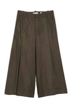 New with tags from High-end designer VINCE.A pleated front and wide leg adds a retro vibe to these soft flannel culottes. Fit: this style fits true to size. Size-00 Color-Army Green (Mineral Pine) - Zip fly with button closure - Front slip pockets - Back welt pockets - Front pleat - Belt loops - Solid color Fiber Content34% polyester, 33% viscose, 32% wool, 1% elastane Machine wash cold Pleated Wide Leg Bottoms For Fall, Fall Pleated Wide Leg Bottoms, Fall Wide Leg Pleated Bottoms, High-waisted Culottes With Pockets For Fall, Green Wide Leg Pants For Fall, Chic Pleated Bottoms With Wide Hem, Fall High-waisted Culottes With Pockets, Fall Pleated Wide Leg Pants, Fall Knee-length Pants With Pockets