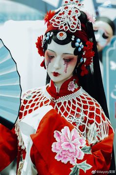 Ancient Japanese Makeup, Chinese Ghost Bride, Chinese Halloween Makeup, Chinese Opera Art, Geisha Makeup Traditional, Oni Costume, Asian Halloween Ideas, Chinese Opera Makeup