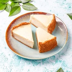 three slices of cheesecake on a plate with leaves around it and the words miezzyvandawy deien semka