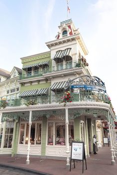 a large building with many balconies on it's sides and balconyes