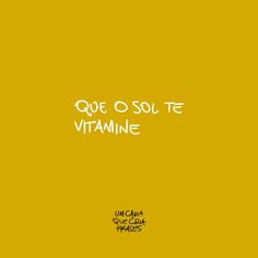 a yellow background with the words que o sol te vitamine in white writing on it