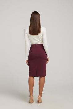 One of our most-loved customer favourites for good reason. Slim-fitting with a tapered silhouette, our Pencil Skirt is an iconic figure-flattering shape finished to perfection. An essential cornerstone to any working wardrobe - pair with crisp button-downs, lightweight knits and fitted t-shirts for a variety of timeless styling options. Work Skirts Professional, Pencil Skirt Outfits Classy, Office Pencil Skirt, Benefits Of Retinol, Fashion 23, Myanmar Clothes, Office Girl, Beige Pumps