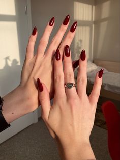 Laufey Concert, Sophisticated Nails, Money Nails, Kutek Disney, Wine Nails, Nagellack Trends, Minimal Makeup, Casual Nails, Red Nail