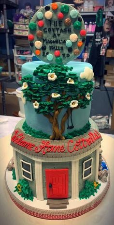 the cake is made to look like it has a tree on top and red door