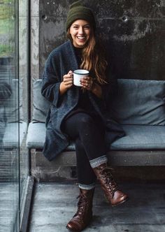 I love the leggings and long sweater. Should def duplicate! Stile Hippie Chic, Fii Puternic, Boho Styl, Estilo Hippie, Legging Outfits, A Cup Of Coffee, Linnet, Hipster Fashion