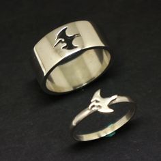 Introducing Flying Dinosaur Rings for Couples.Meaningful anniversary gift that WOW Dinosaur lovers.If you love dinosaurs, this is the right place for you.Step up & treat her right by getting a unique couple ring set.It'll serve as a love status symbol of a great and happy relationship in your journey.Let us help you and believe me... you'll like it.Base Material: 925 Sterling Silver Men Ring Depth: 9mm Women Ring Depth: 5mmMetal Stamped: 925Thickness: 1.5mmThemes: Dinosaur Style: Couple Matc Adjustable Themed Silver Rings, Themed Silver Ring Jewelry, Dinosaur Rings, Dinosaur Ring, Jewelry Matching, Treat Her Right, Couples Rings, Dinosaur Jewelry, Rings For Couples