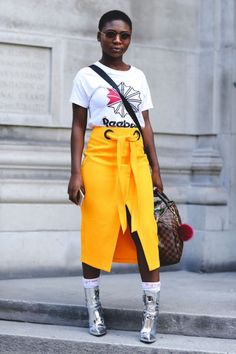 Street Style London, High Fashion Trends, London Fashion Week Street Style, New Street Style, Look Retro, Orange Skirt, Straight Cut Jeans, London Street Style, Looks Street Style