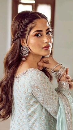 Open hairstyles, party hairstyles, and simple hairstyles. Must try these thirteen easy to make open Hairstyles on this Eid. Eid Hairstyles, Pakistani Wedding Hairstyles, Victory Rolls, Pin Up Vintage