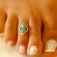 A super cute and adjustable brass toe ring set with gemstone in the center. Unique Engagement Rings Halo, Unique Drop Earrings, Pendulum Earrings, Blue Diamond Engagement Ring, Foot Ring, Geode Earrings, Ring Turquoise, Engagement Ring White Gold, Knuckle Rings