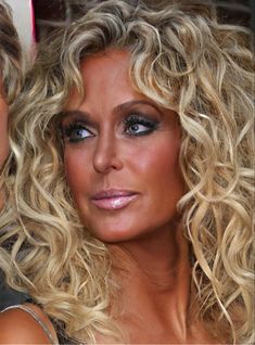 Short Layered Wavy Hairstyles, Farrah Hair, Farrah Fawcett Hair, Farah Fawcett Hair, Fawcett Hair, Farah Fawcett, Long Layered Curly Hair, Long Curly Haircuts