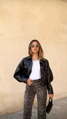 Elegantes Outfit Damen, Leopard Print Pants, Elegante Casual, Outfit Trends, Stylish Work Outfits, Print Pants, Work Outfits Women