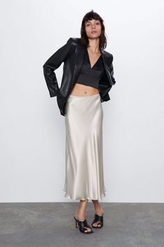 SATIN EFFECT SKIRT ZARA United States nel 2020 Vestiti Satin Skirt Outfit, Satin Maxi Skirt, Maxi Skirt Outfits, Satin Color, Satin Maxi, Skirt Outfit, Satin Skirt