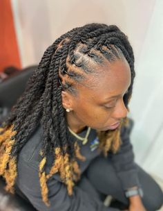 This method used in creating these locs are the interlocking method 👌 the locs very natural with a rough looking texture but smooth to a touch. These locs are also known as bubble.The locs can be added to existing locs to add length or for repairs on broken locs. Each lock is handmade and unique. Colors may slightly different. These locs are 100% human hair please do not be alarmed if you have itching there are some factors such as scalp sensitivity that could cause that not the loc extension. 💫 Sample locs available  Processing takes 3-5 business days or 1-2 weeks depending on the size, length and quantity, we have expedite / rush order available please send me a message to see available options See what buyers are saying about their purchase https://www.etsy.com/shop/AfricanLocs/edit?r Perm Rods On Locs, Large Locs Black Women, Instant Locs Natural Hair, Interlocked Locs, 50 Locs, Barrel Loc Styles Women, 2 Strand Twist Locs Style, 100 Locs, Interlocking Locs