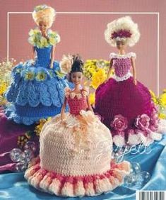 there are three dolls on the cover of this knitting pattern, and one is wearing a dress