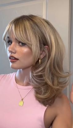 Butterfly Layers With Fringe, Brown Hair With Short Curtain Bangs, Blonde And Bangs, Butterfly Curtain Bangs, Rachel Haircut With Bangs, Short Haircuts Blonde Hair, Short Blonde Hair With Bangs And Layers, Medium Haircuts For Women With Bangs, Short Bangs And Layers