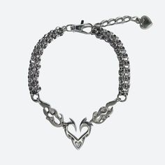 Este collar de metal, que presenta un diseño de corazón en llamas, resume a la perfección la estética Y2K. Es una pieza llamativa para cualquiera que busque añadir un toque único y moderno a su estilo festivo.




 Estética Y2K




 Longitud de la cadena: 40 cm (15,7 pulgadas)

 Metal




 Diseño en forma de llama y corazón. Flame Heart, Gothic Pendant, Choker Chain, Womens Chokers, Love Shape, Silver Heart Necklace, Color Plata, Heart Studs, Heart Earrings Studs