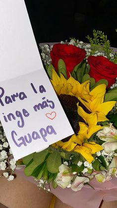 a bouquet of sunflowers and roses with a sign that says para la inge de mig gupa