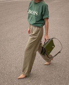 Grandpa Fashion, Khaki Pants Outfit, Outfit Essentials, Style Désinvolte Chic, Fotografi Digital, Looks Street Style, Street Style Summer, Casual Winter Outfits