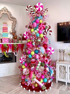 Easter Decoration Christmas Tree Decorated, A Pink Christmas, Candy Christmas Tree, Whimsical Christmas Trees, Wreath Candy, Christmas Tree Decorating Themes, Candyland Christmas, Candy Land Christmas Decorations, Creative Christmas Trees