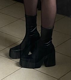 Black Heeled Boots Aesthetic, Chunk Heel Boots, Grunge Prom Shoes, Autumn Boots Aesthetic, Black Boots Heel, Cute Boots Aesthetic, Chunky Heel Boots Outfit, Dress Shoes Aesthetic, Botines Aesthetic