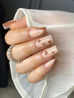 Acrylic Nail Designs Fall 2024, Old Money Nail Inspiration, Fall Color Acrylics, Simple Nail Ideas Brown, Cute Fall Designs Nails, Fall Acrylic Short Nails, Tan Nails Square, Brown And White Fall Nails, Cute Nail Tips Ideas