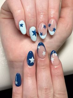 Star Ombre Nails, Small Almond Shaped Nails, Cute Nail Art Almond Shape, Star Designs Nails, Nail Ideas With Jewels, Cute Nail Patterns, Almond Small Nails, Cute Simple Nails Winter, Nails Acrylic Cute Designs