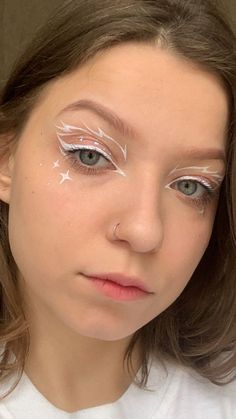 Snowflake Eyeliner, Eye Makeup White Eyeliner, White Christmas Makeup, Art Makeup Looks, White Graphic Eyeliner, Graphic Liner Ideas, Snowflake Makeup, White Eyeliner Looks, Hippie Makeup