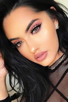 Perfect Cat Eye Makeup Ideas To Look Sexy ★ Maquillage On Fleek, Perfect Cat Eye, Shimmer Makeup, Cat Eye Makeup, Neutral Makeup, Halloween Makeup Easy, Eye Makeup Tips, Long Black Hair