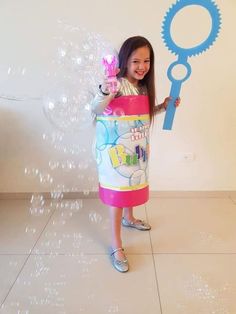 Bubble Costume Diy, Bubbles Halloween Costume, Bubbles Costume, Creative Kids Halloween Costume, Kids Halloween Costume Ideas, Bottle Costume, Bubble Costume, Halloween Crafts For Kids To Make, Creative Halloween Costumes Diy