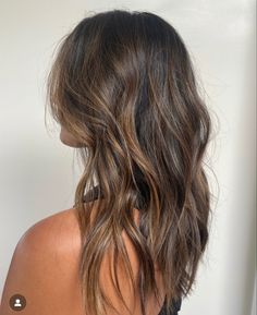 Carmel Lowlights Dark Brown Hair, Lived In Brunette Balayage, Balyage Long Hair, Hawaii Hair, New Hair Look, Brown Hair Inspo, Brunette Hair With Highlights, Hair Streaks, Brunette Balayage Hair