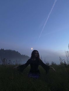 witch,moon,witchcraft,full moon,witch core,photo ideas,photo inspiration,nature,foggy weather,witch photo Witch Woman Aesthetic, Msu Aesthetic, Witchcraft Full Moon, Soft Witch Aesthetic, Witch Core Aesthetic, Sunny Core, Modern Witch Aesthetic, Witchy Photos, Witches Aesthetic