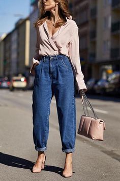 Hollow Sweater, Looks Jeans, Mode Tips, Basic White Tee, High Waist Denim, Summer Work Outfits, Elegante Casual, Jumpsuit With Sleeves, Mode Inspiration