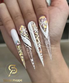 Bougie Christmas Nails, Christmas Nails Crazy, Christmas Stilleto Nail, Christmas Stiletto Nails Winter, Winter Nails Stiletto, Dope Christmas Nails, Christmas And New Years Nail Ideas, Stiletto Nails Christmas, Winter Stiletto Nails