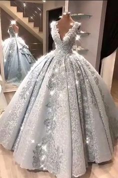 V Neck Ball Gown, Dresses With Appliques, Pretty Quinceanera Dresses, Floor Length Prom Dresses, Quinceanera Dress, Cute Prom Dresses, Pretty Prom Dresses, Fairytale Dress, Sweet 16 Dresses