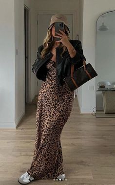 Vestido largo estampado leopardo 
Leopardo print 
Bomber de cuero 
Adidas samba 
Bucket hat
Bolsa Louis Vuitton Leopard Dress Outfit Summer, Ice Cream Date Outfit, Leopard Outfit Ideas, Mode Ab 50, Samba Outfit, Downtown Outfits, Skandinavian Fashion, Nashville Outfits