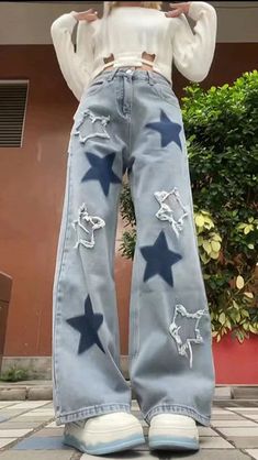 Baggy Jeans Style Ideas, Cute Star Outfits, Star Painted Jeans, Cute Tops To Make, Jeans With Designs On Them, Cool Jeans Design, Star Inspired Outfits, Star Patch Jeans, Light Blue Outfits