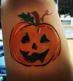 Halloween Pumpkin Face Paint, Cute Pumpkin Faces Painted, Leg Paint Ideas, Easy Halloween Face Paint, Face Painting Halloween Kids, Halloween Face Paint Designs, Easy Halloween Face Painting, Pumpkin Face Paint, Cute Pumpkin Faces