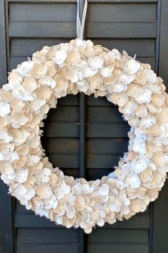 Paper flower wreath Cricut project.  The wreath is made with soft blush and white cardstock.  It's an easy Cricut craft. Diy Paper Wreath, Tissue Paper Flowers Easy, Paper Flower Bouquet Diy, Tissue Paper Flowers Diy